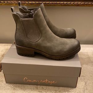 New Crown Vintage Khaki Blondey Chelsea Boots NWT SIZE 8 $32